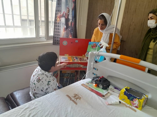 کتاب و فعالیت‌های فرهنگی، همدم کودکان بیمار در مسیر درمان 